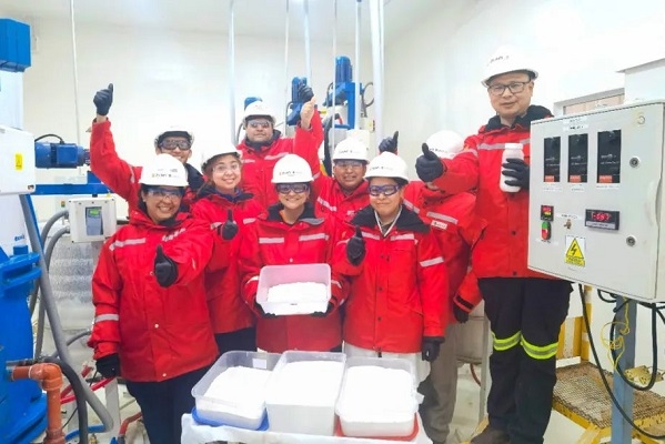 紫金礦業(yè)首個鋰礦項目碳酸鋰中試產(chǎn)品落地 一期預(yù)計明年底投產(chǎn)