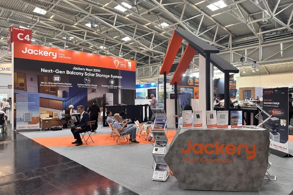 超級混充技術！華寶新能DIY小型家庭綠電系統亮相歐洲光伏展