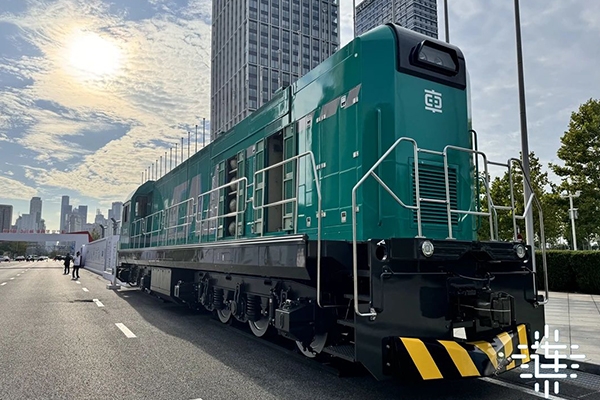 柴油機(jī)+動(dòng)力電池!中國中車新能源機(jī)車首發(fā)下線
