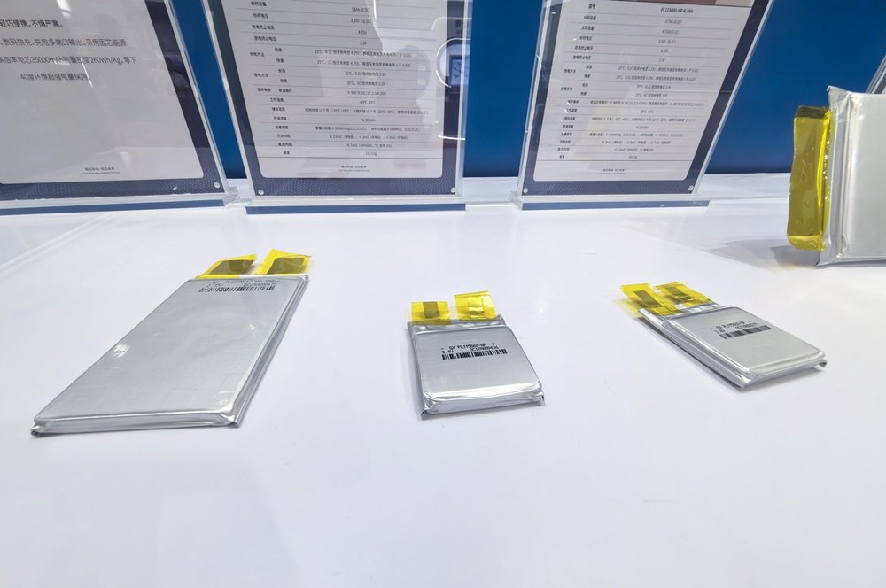 AI引領(lǐng)消費電子新一輪創(chuàng)新 2024年全球小軟包電池出貨59.6億只