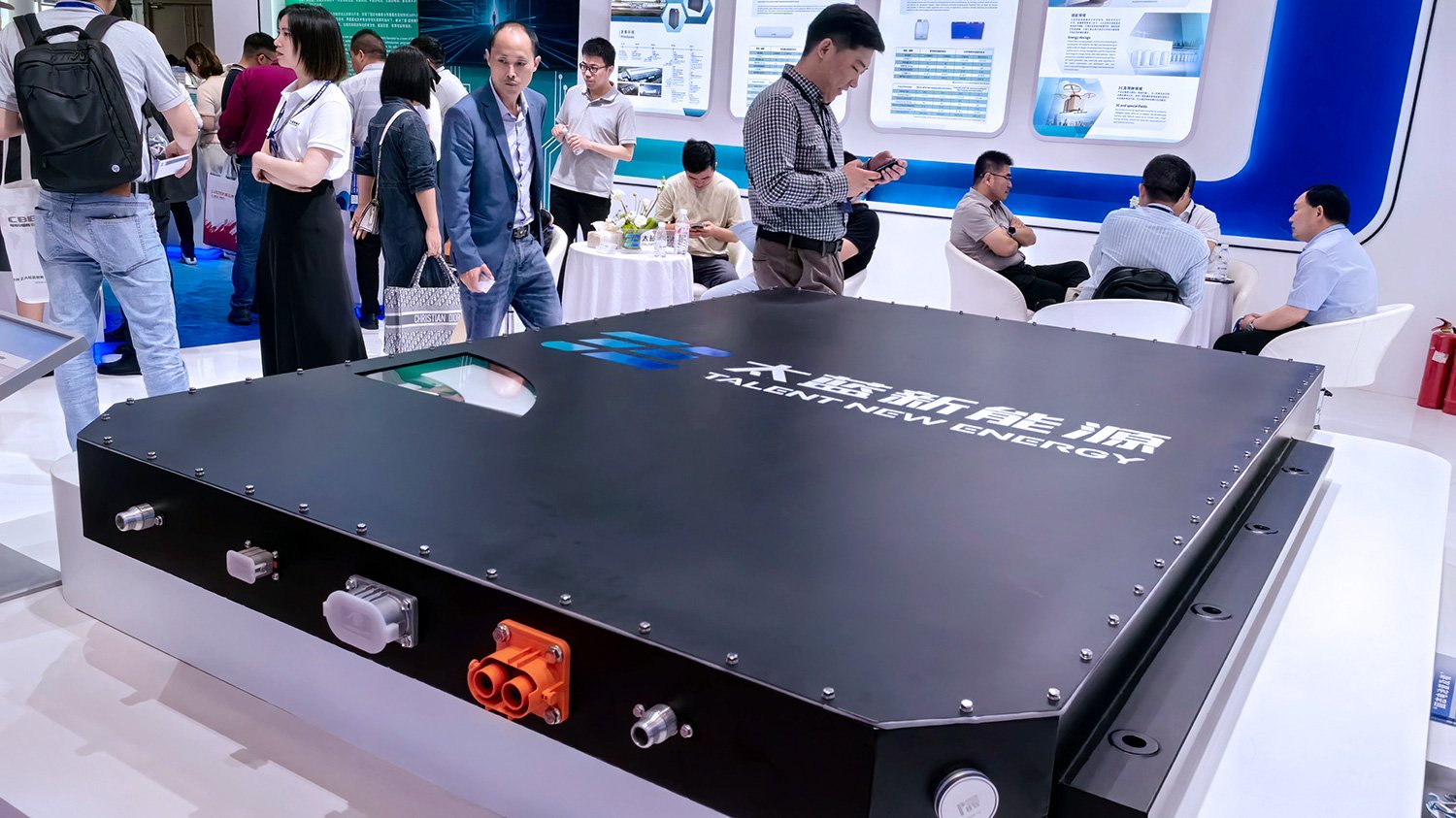 巨頭紛紛搶灘固態(tài)電池千億賽道！近一個(gè)月投資擴(kuò)產(chǎn)等密集落子