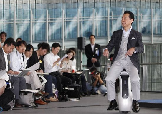 東京新興科學和創新國家博物館館長,曾做過宇航員的毛利衛試駕本田的最新個人移動工具Uni-Cub 東京新興科學和創新國家博物館館長,曾做過宇航員的毛利衛試駕本田的最新個人移動工具Uni-Cub