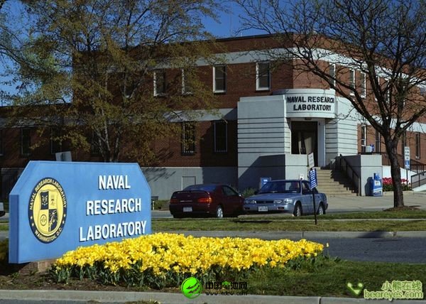 美國海軍研究實驗室（NRL）的科學家們?nèi)涨俺晒Πl(fā)現(xiàn)了一項具有突破性意義的新方法，可以讓太陽能電池在水下高效作業(yè)。