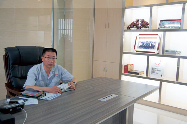 洲際傳媒：封總，您好。金力新能源材料科技有限公司作為河北省重點企業(yè)，得到了政府的大力支持。請您簡單介紹一下公司的產(chǎn)品、規(guī)模及發(fā)展歷程。