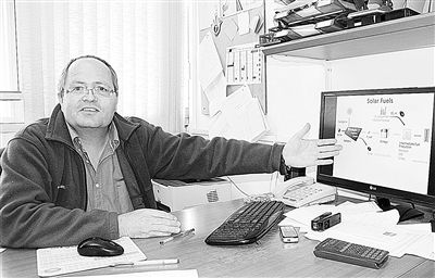 阿夫納·羅斯柴爾德教授在接受采訪。 本報記者 馮志文攝