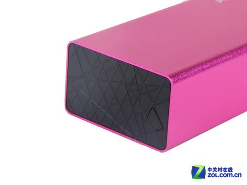 電源開(kāi)關(guān)和接口都設(shè)置在了機(jī)身兩端