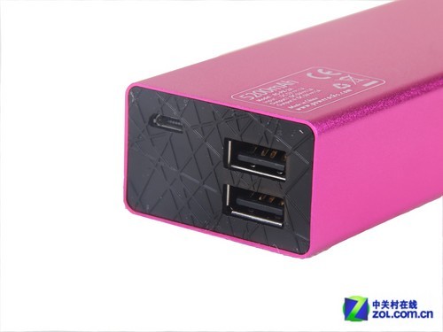 兩個(gè)USB輸出接口和一個(gè)Micro USB輸入接口