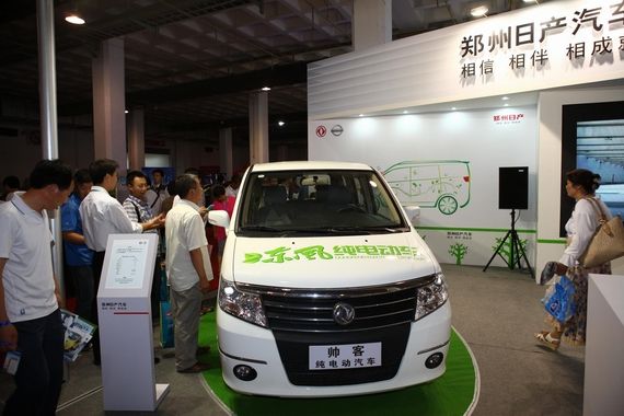 鄭州日產展臺前人頭攢動