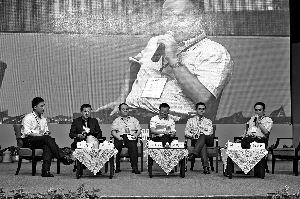 在新能源和節能環保分論壇上，華創證券分析師李大軍和創投機構對該領域的投資機會和風險展開了深入探討。 （宋春雨/攝）