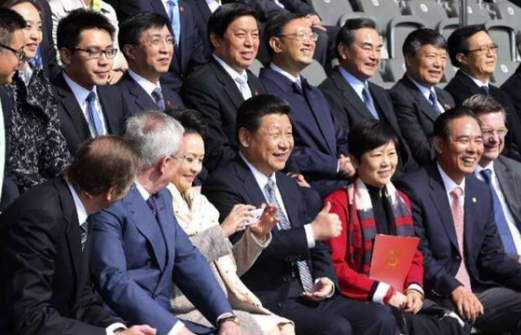 彭麗媛秀手機 使用的是中興努比亞z5mini