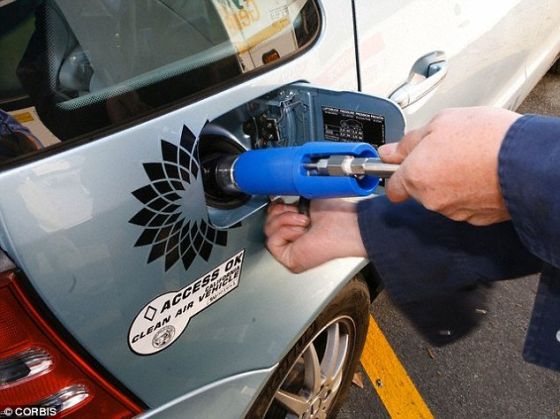 韓國(guó)科學(xué)家希望用人尿發(fā)電，然后供給汽車、住宅和城市使用。他們計(jì)劃用天然存在于人尿中的碳取代燃料電池內(nèi)昂貴的鉑。照片展示了一輛燃料電池汽車。這輛汽車和該項(xiàng)目無(wú)關(guān)，但有朝一日可能從這項(xiàng)技術(shù)中獲益。