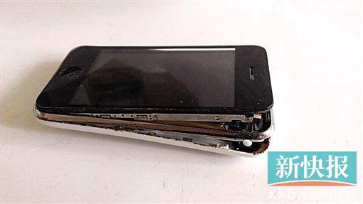 靜止狀態下的iPhone3突然自行爆開。