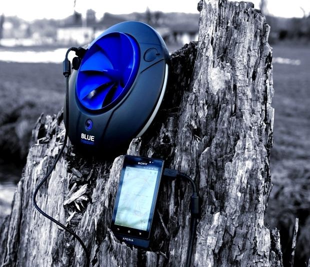 這個移動電源沒電時只需要放在水里沖一沖