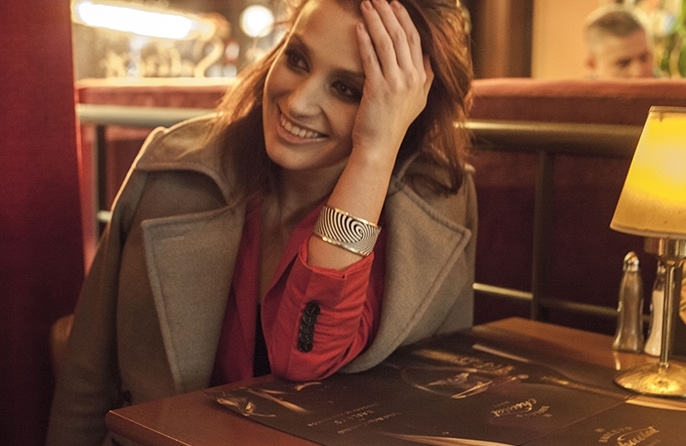 不用充電的智能手環  真的只是個擺設？ 用戶還可以將自己喜歡的圖片上傳至配套 App 上 Tago 圖庫中，然后再傳輸到手環上。Tago Arc 不僅能當配飾，感覺還可以當個顯示屏，把備忘錄轉換成照片格式，在手環上顯示時刻提醒自己，也是個不錯的選擇。 購買注意事項  有意向購買的用戶要注意一點，Tago Arc 智能手環的 Ap