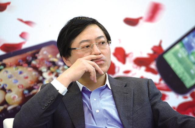 楊元慶在電話連線中用“雙重打擊”來形容聯(lián)想當下所遇到的挑戰(zhàn) 楊元慶在電話連線中用“雙重打擊”來形容聯(lián)想當下所遇到的挑戰(zhàn)