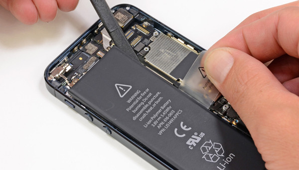 手機(jī)空間的狹小使電池容量提升非常困難