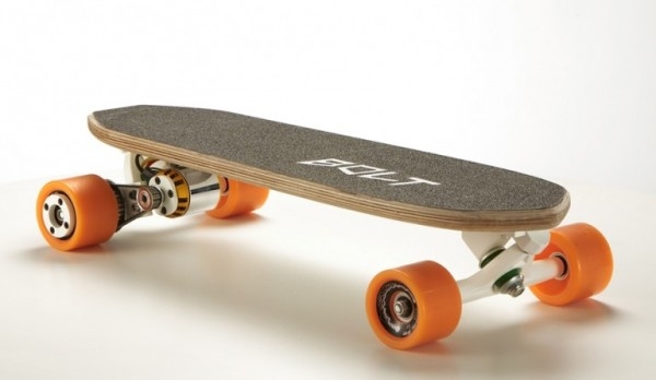 電動滑板小而美  Bolt不僅能通勤還能給手機充電