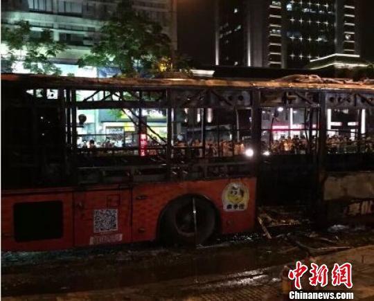 杭州鬧市區一輛混合動力公交車起火 致9人受傷 杭州鬧市區一輛混合動力公交車起火 致9人受傷