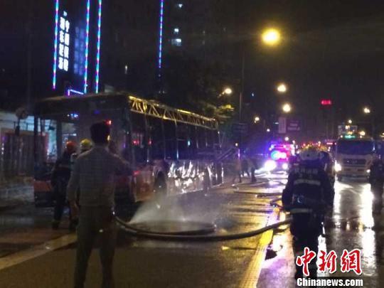 杭州鬧市區一輛混合動力公交車起火 致9人受傷 杭州鬧市區一輛混合動力公交車起火 致9人受傷