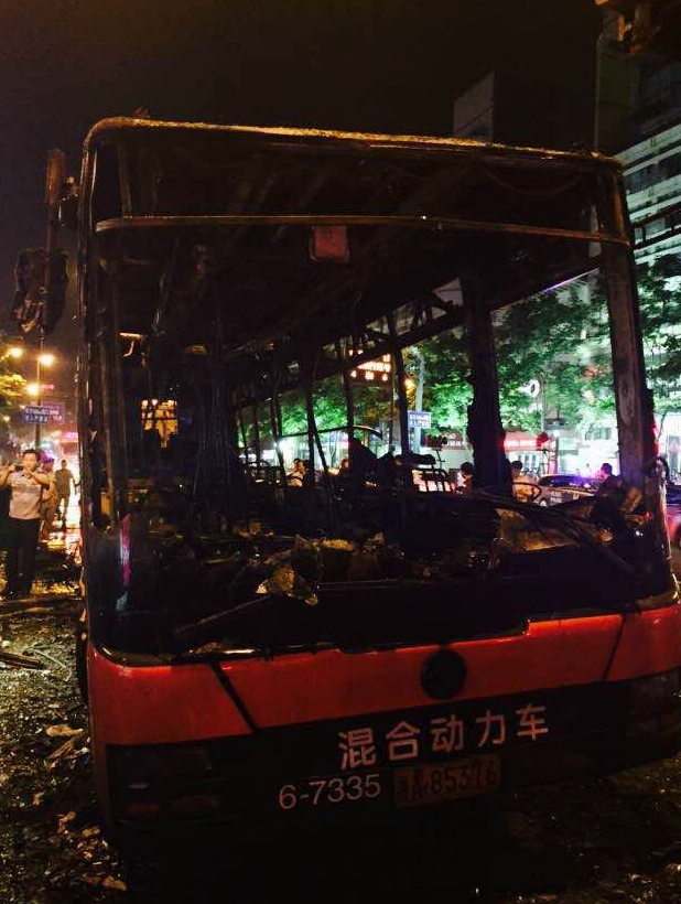 杭州鬧市區一輛混合動力公交車起火 致9人受傷 杭州鬧市區一輛混合動力公交車起火 致9人受傷