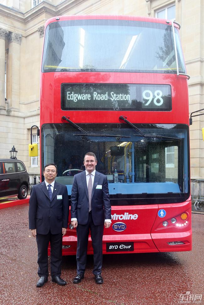 比亞迪總裁王傳福同ADL首席執行官科林-羅伯遜在純電動雙層大巴前合影