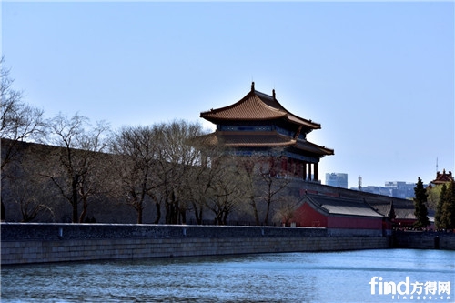 河水環(huán)繞的故宮東門。