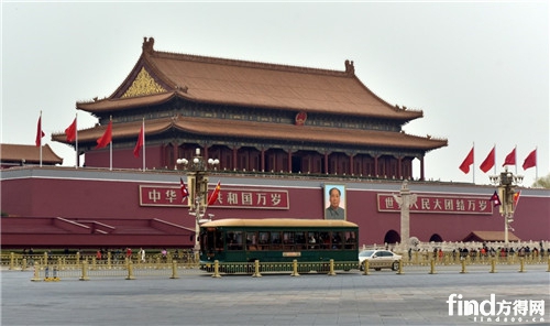 從天安門前經過的銀窿純電動公交車。