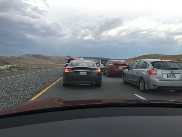 親歷特斯拉Gigafactory超級(jí)工廠開幕