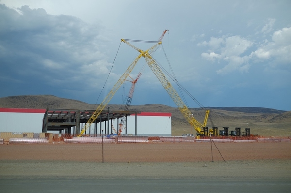 親歷特斯拉Gigafactory超級(jí)工廠開幕