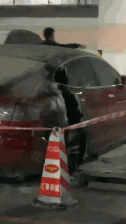 針對(duì)上海特斯拉爆燃，馬斯克連發(fā)三條推文，吐槽媒體，推卸責(zé)任