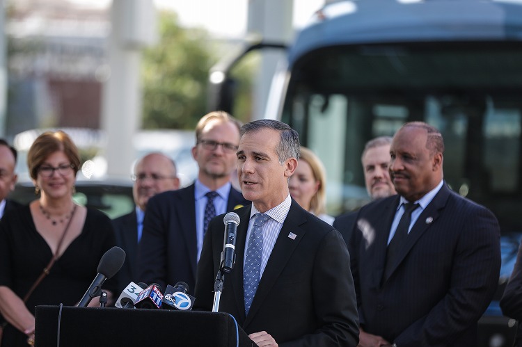 洛杉磯市長埃里克·加塞蒂公布新的碳排放削減計(jì)劃“2028年零排放指南”