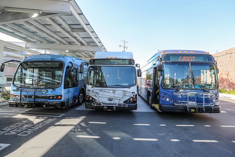 “2028年零排放指南”發(fā)布會(huì)現(xiàn)場展示了部分參與合作的電動(dòng)車輛