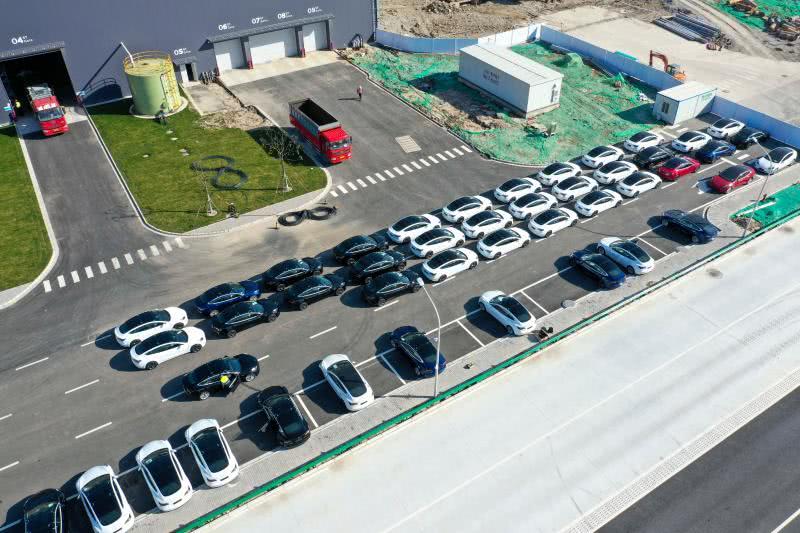 上海特斯拉超級(jí)工廠全面恢復(fù)生產(chǎn) 新車源源不斷拉出廠區(qū)