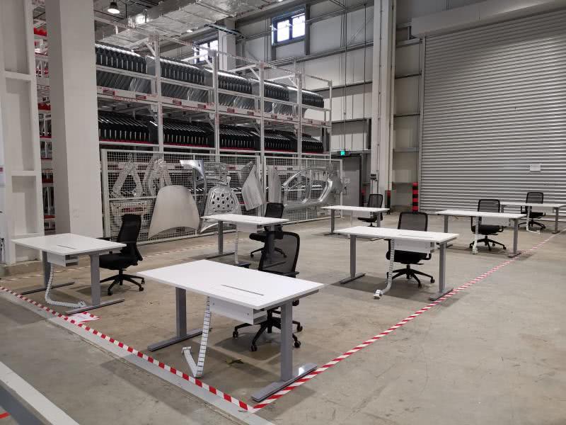 上海特斯拉超級工廠全面恢復生產 新車源源不斷拉出廠區