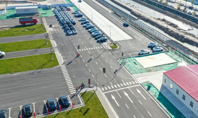 上海特斯拉超級(jí)工廠全面恢復(fù)生產(chǎn) 新車源源不斷拉出廠區(qū)