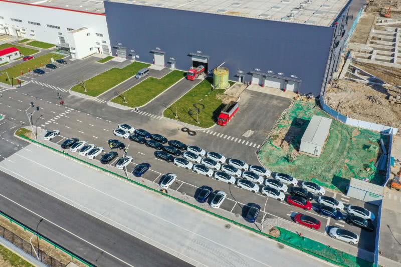 上海特斯拉超級(jí)工廠全面恢復(fù)生產(chǎn) 新車源源不斷拉出廠區(qū)