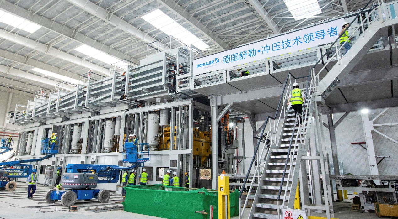 沖壓車間?世界最領(lǐng)先的德國舒勒全自動沖壓線生產(chǎn) 沖壓車間?工程師進行沖壓設(shè)備調(diào)試