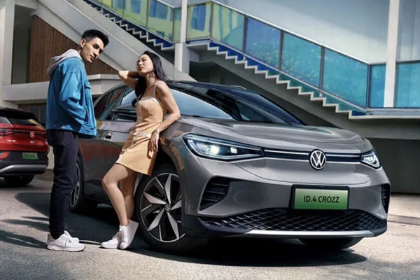 比亞迪再奪8月車企銷冠 合資車企成新能源領域追趕者