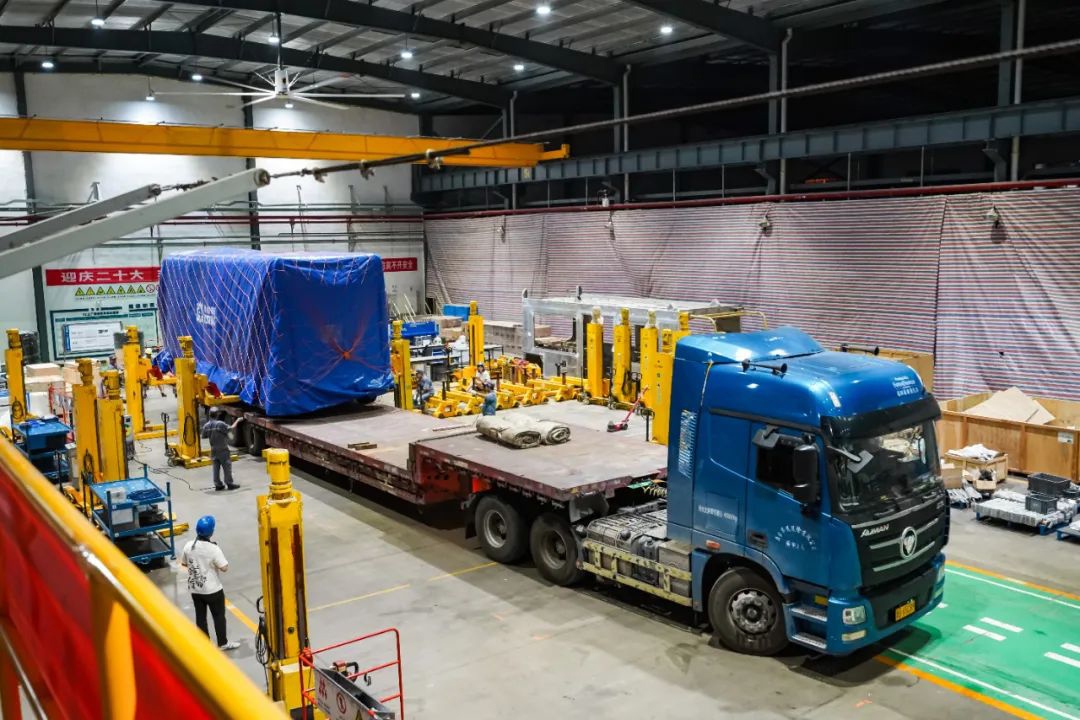 裝運(yùn)發(fā)車！全球首輛氫能源智軌“出海”馬來西亞