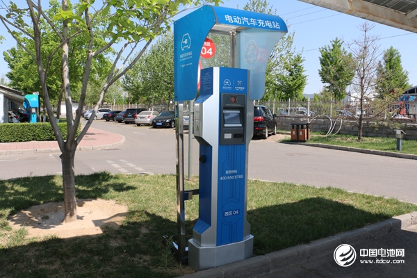 交通運(yùn)輸部:截至10月底全國(guó)高速公路服務(wù)區(qū)建成2萬(wàn)個(gè)充電樁