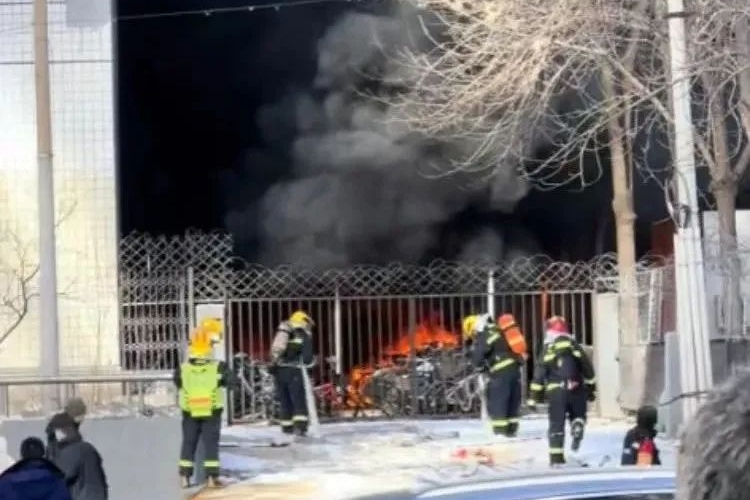 7月全國(guó)電動(dòng)自行車火災(zāi)1402起！蓄電池?zé)崾Э厝允鞘滓獌?></a></dt>

                <dd><a href="http://m.ai0394.cn/news/hyzx/0QG431952024.html" target="_blank">7月全國(guó)電動(dòng)自行車火災(zāi)1402起！蓄電池?zé)崾Э厝允?/a></dd>



              </dl>
<dl bosszone="jhRE1">



                <dt><a href="http://m.ai0394.cn/news/hyzx/0Q414314H024.html" target="_blank"><img src=