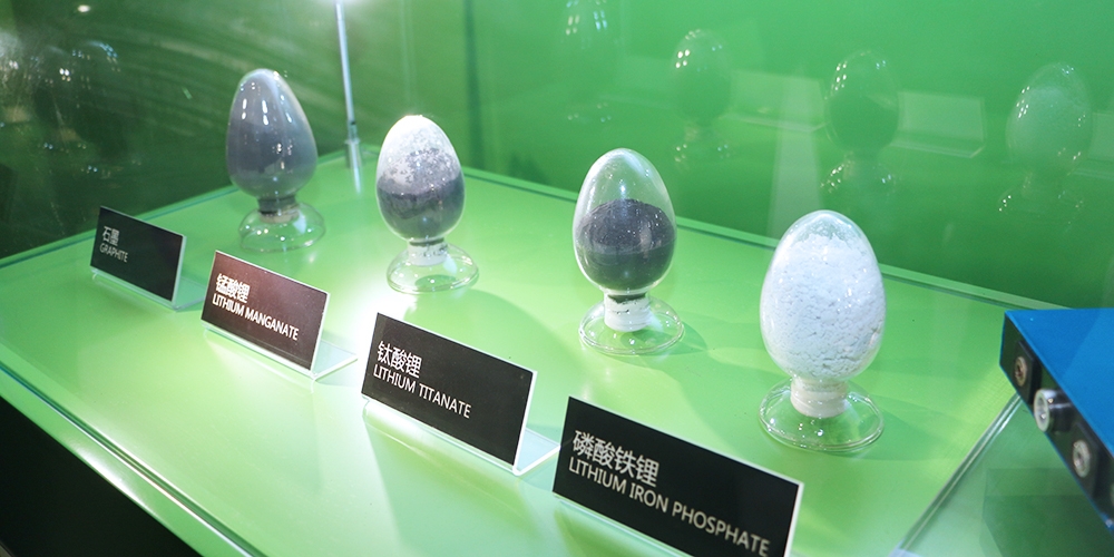 上游減產(chǎn)保價(jià)，下游以價(jià)換量，電池材料向上還是向下？