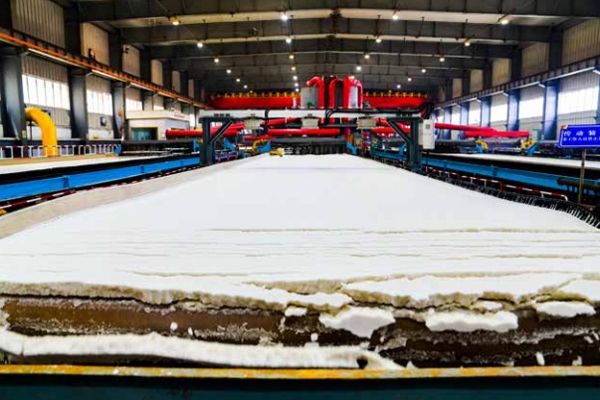 碳酸鋰等產品價格下跌 鹽湖股份預計上半年凈利同比腰斬