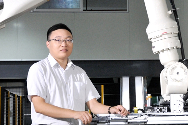 易事特何佳：祝大家新年快樂，萬事順意！