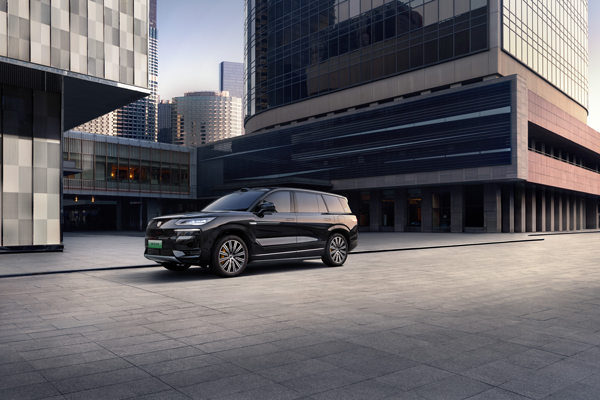 第1萬輛騰勢N9交付！比亞迪集團總裁王傳福為優必選創始人周劍交車