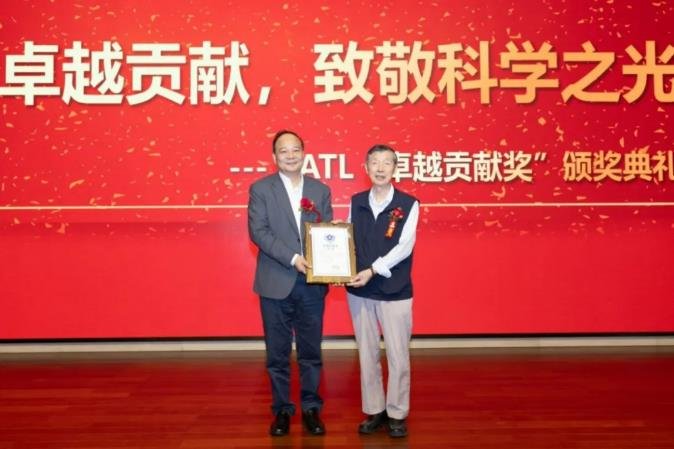 致敬中國鋰電池領域奠基人 寧德時代為85歲院士頒發“卓越貢獻獎”