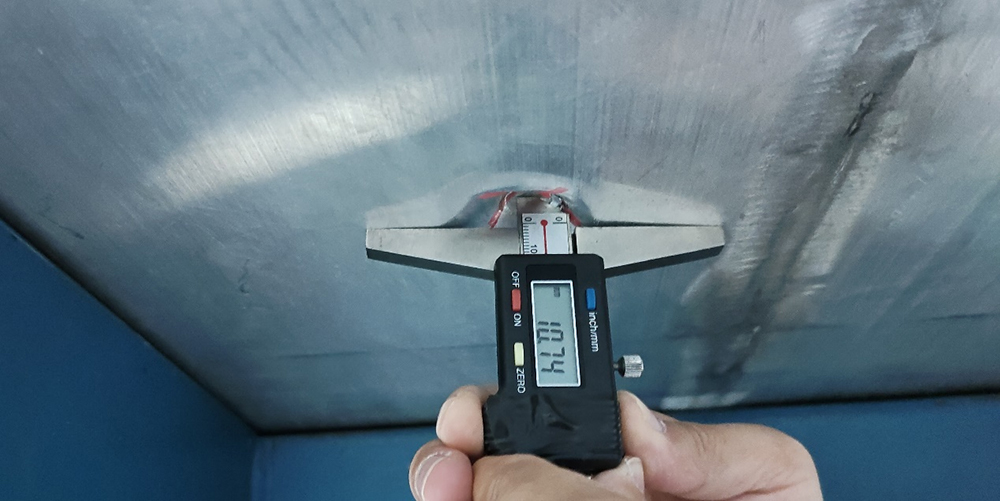 底部撞擊坑深10.74毫米，電池系統無泄漏、起火或爆炸。