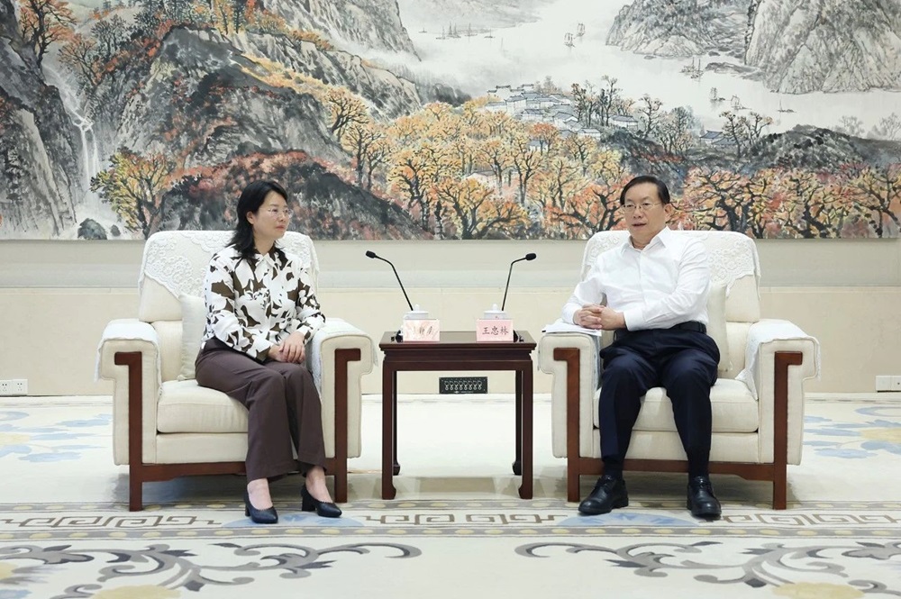 中創(chuàng)新航董事長劉靜瑜拜訪湖北省委書記、省人大常委會主任王忠林 圖源:中創(chuàng)新航 中創(chuàng)新航董事長劉靜瑜拜訪湖北省委書記、省人大常委會主任王忠林 圖源:中創(chuàng)新航