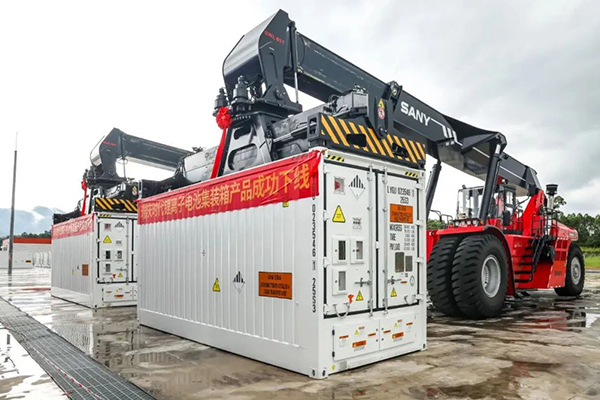 瑞慶時(shí)代鋰離子電池集裝箱產(chǎn)品下線。圖/肇慶發(fā)布 王振宇 攝