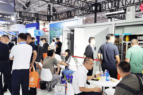 補能新突破 特來電高低壓一體化群充電系統亮相北京充換電展 補能新突破 特來電高低壓一體化群充電系統亮相北京充換電展